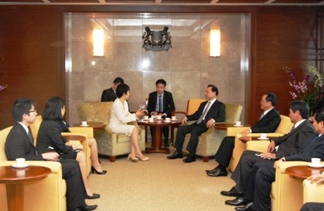 Deputy Prime Minister Vu Van Ninh visits Singapore  - ảnh 1